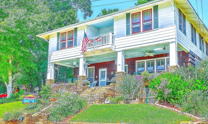 Lake Junaluska Casa | Lake Junaluska 14 Bedroom Inn, Perfect for Reunions, Retreats, Weddings & More!