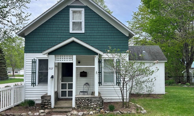 Lake Leelanau Casa | Lake Leelanau Cape Cod -Family Friendly-Wine Country -Pet friendly-