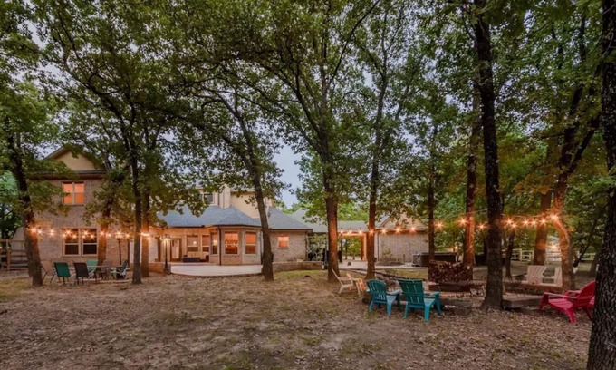Hickory Creek Casa | Lake Lewisville Family Getaway-Lake Toys, HotTub, Mini Golf, Theater, Kids Room!