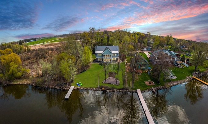 Forest Lake Casa | Lake life near the cities! Kayak, swim, fish, relax.