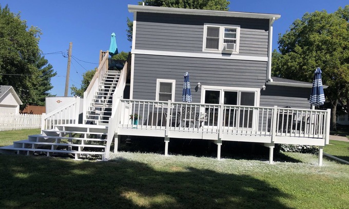 Clear Lake Casa | Lake Life! Walk to The Surf, Lake, Downtown, drinks and dining