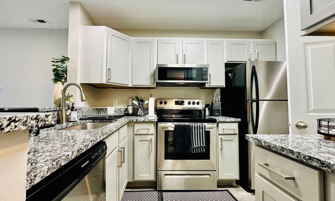 Wayne Apartamento | Lake Living near the Indianapolis Speedway