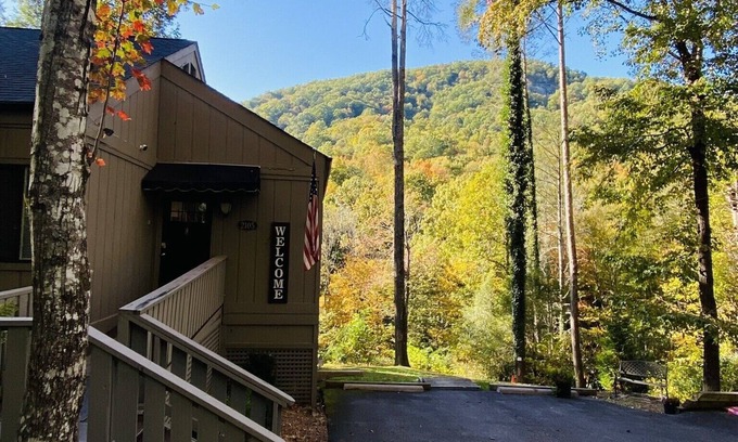 Lake Lure Casa | Lake Lure Retreats- Buffalo Creek Retreat, hot tub & views~Rumbling Bald Resort