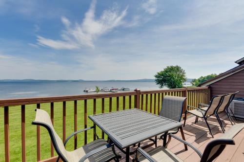 Newport Center Apartamento | Lake Memphremagog Access Newport Condo with Balcony