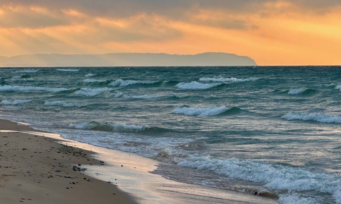Lake Leelanau Casa | Lake MI Private Beach; fireplace, Sunsets. Close to Fishtown & Sleeping Bear