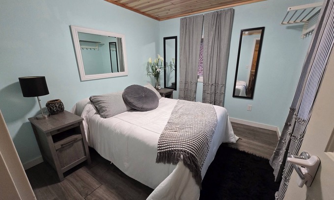 Montague Cabaña | Lake Michigan Shoreline Rejuvenateing 2 bedroom Cottage. AC, WIFI, Pet Friendly