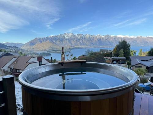 Fernhill Casa | Lake & Mountain Views with Spa & Home Cinema