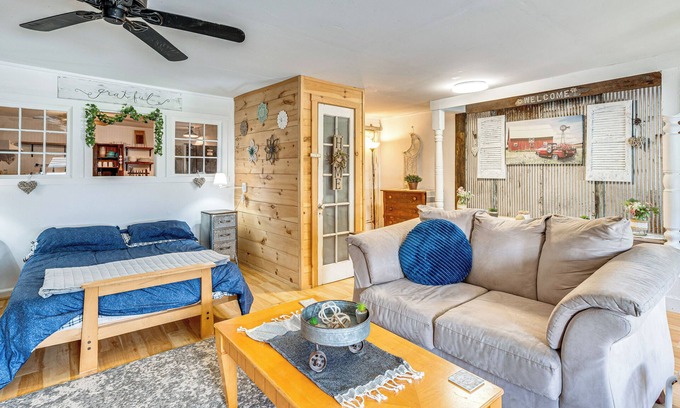 Barton Apartamento | Lake & Mtn Views: Vermont Couple's Retreat!