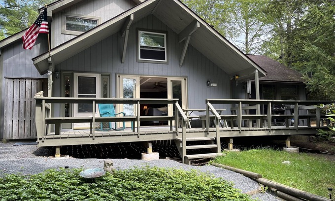 Pocono Pines Casa | Lake Naomi Lakefront House with Sand Beach