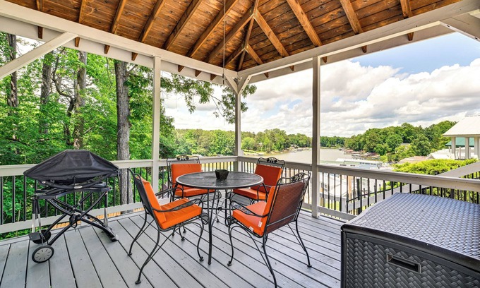 Sherrills Ford Cabina | Lake Norman Cabin w/ Pool Access & Deck