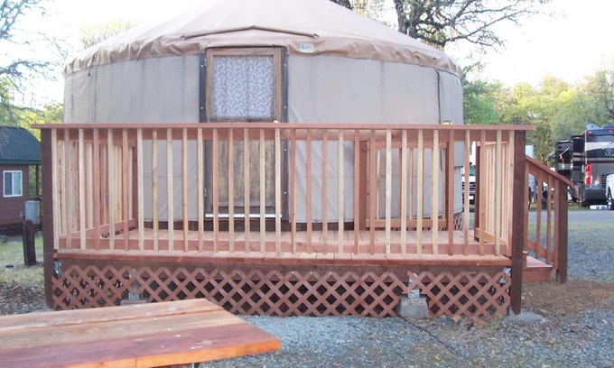 Oregon House Complejo | Lake of the Springs Camping Resort Yurt 6