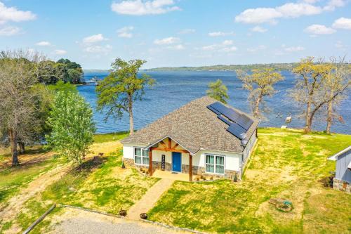 Berryville Casa | Lake Palestine Vacation Rental - Steps to Water!