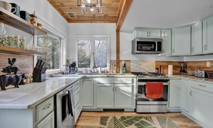 Pocono Summit Chalet De Esquí | Lake, Pool, 7 mins to Kalahari! Chalet Style Home!