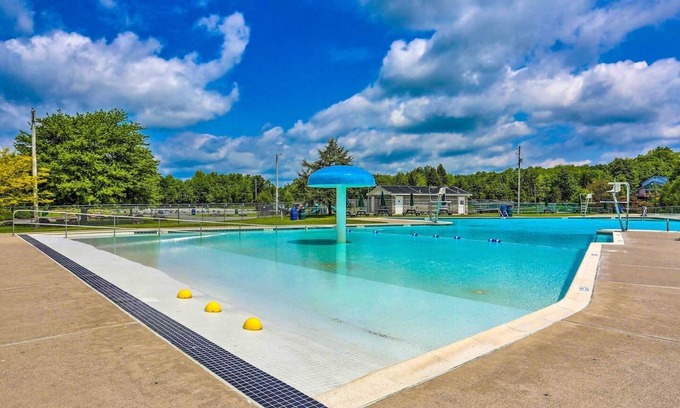 Thornhurst Casa | Lake & Pool Access, Awesome Firepit, Outdoor Dining, Rare 4BR