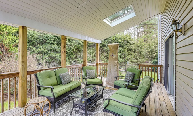 Newland Casa | Lake & Pool Access: Spacious Home in Newland