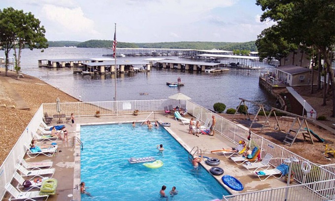 Osage Beach Condominio | Lake + Pool Views 2BR Cozy Getaway in Osage Beach Steps to Fun & Sun & Sand