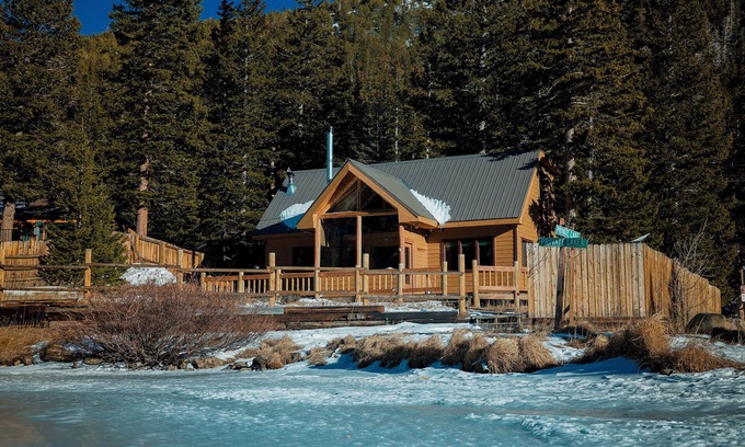 Saint Mary's Cabina | Lake side Cabin with Hot tub and views of St. Mary’s Glacier