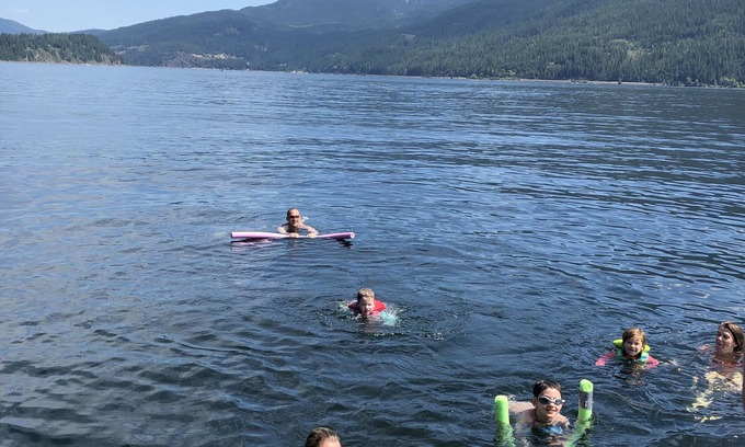 Sicamous Casa | Lado del lago, playa privada, resbalón del barco, comunidad cerrada en el lago Mara, ac