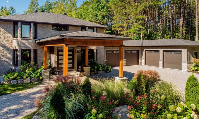 Oro-Medonte Casa | Lake Simcoe Cottage with pool & hot tub