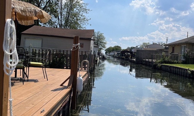 Harrison Township Casa | Lake St. Clair Lodge - Waterfront