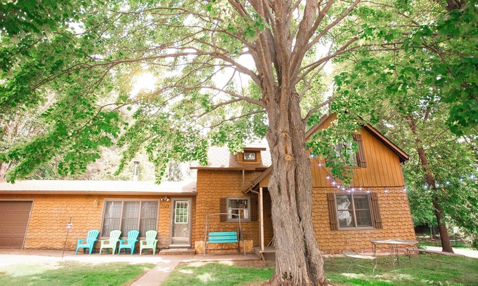 Cumberland Casa | Lake Street Retreat: Charming Getaway with Stunning Lake View Sunsets