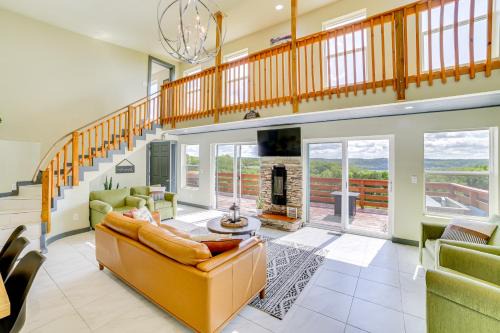 Forsyth Casa | Lake Taneycomo Views Family-Friendly Cabin!