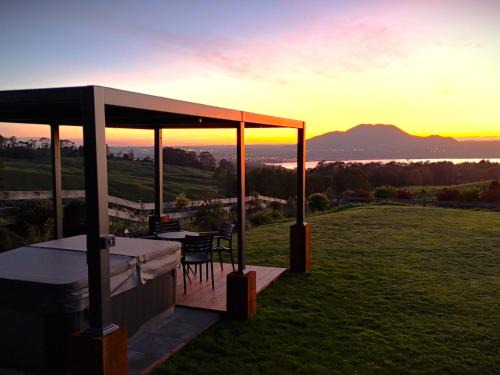Acacia Bay Casa | Lake Taupō Luxury Home plus Hideaway Apartment