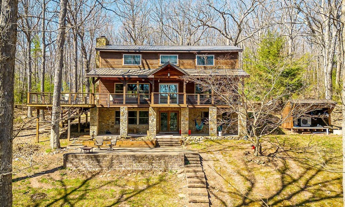 North Glade Hills Casa | Lake Time | Incredible Interior, Cozy Family Room, Dock, & Fire Pit!