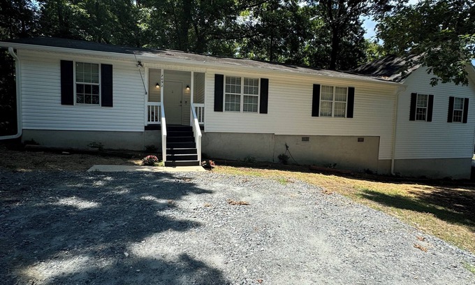 Macon Casa | Lake Tobo Bungalow-Charming 3-bedroom house in beautiful Macon next to the lake!