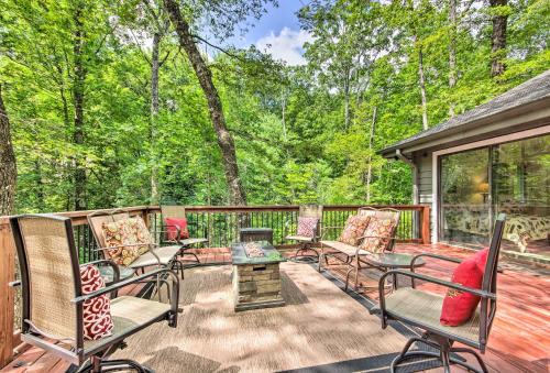 Lake Toxaway Casa | Lake Toxaway Cabin with Fire Pit - 1 Mi to Marina