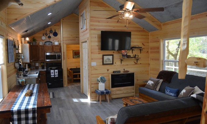Jones Mills Cabina | Lake toys and hot tub included!!