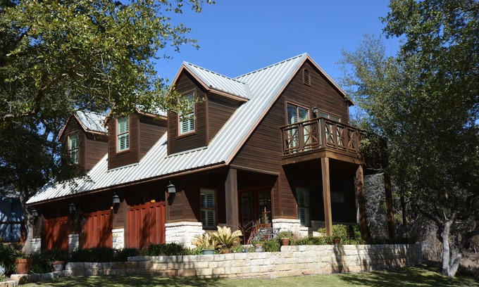 Volente Cabina | Lake Travis Casita HUGE game room 1MILE to WATERPARK