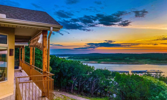 Lago Vista Casa | Lake Travis Chic with MILES of views and Awesome amenities