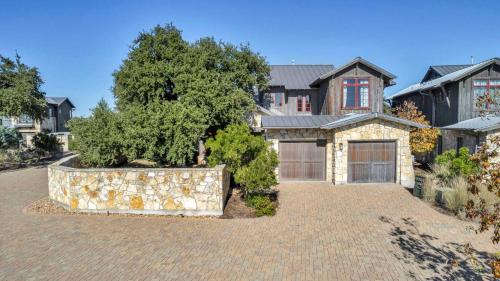 Spicewood Casa | Lake Travis Cottage - Hot Tub - Pickleball - BBQ