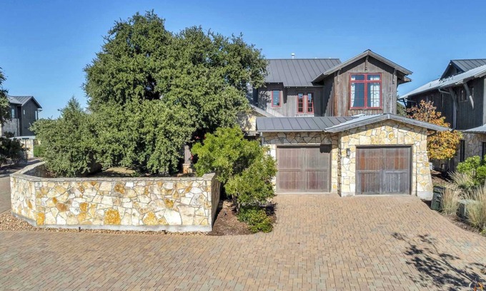 Spicewood Casa | Lake Travis Cottage | Hot Tub | Pickleball | BBQ