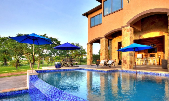 Highland Lake Estates Villa | A estrenar lago Travis Frente al hogar ideal, piscina, muelle, Vistas, cocina al aire libre