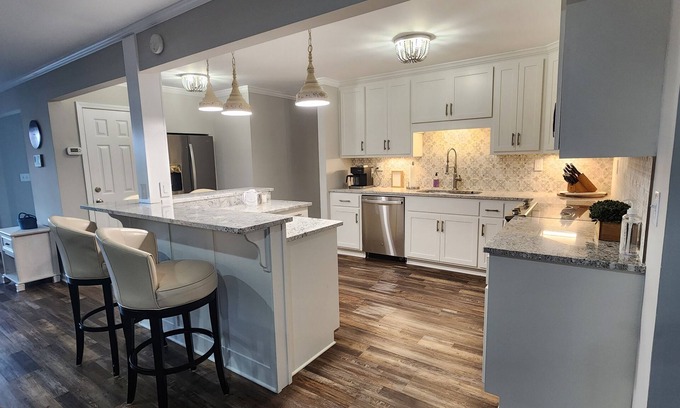 Samantha Casa | Lake Tuscaloosa Home w/ Amazing Views! Treasure Island Getaway