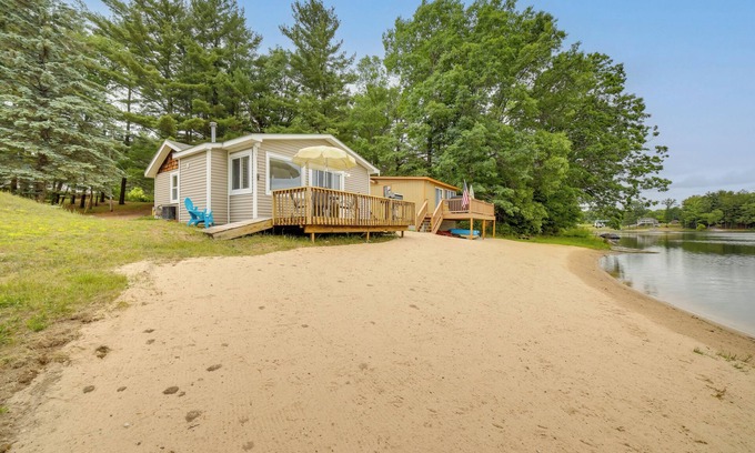 Lake Cabina | Lake Vacation Rental w/ Deck & Gas Grill!