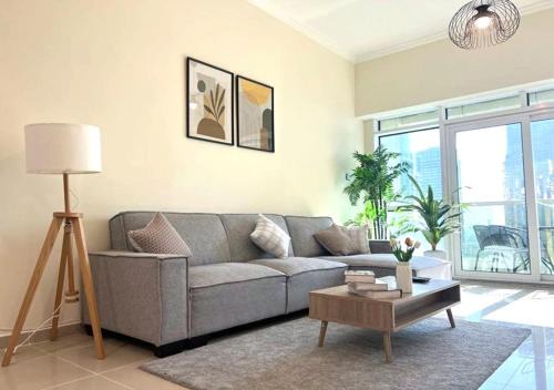 Jumeirah Lake Towers Apartamento | Lake View 1BR Apt Balcony & Near DMCC Metro