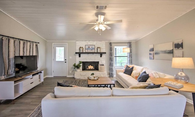 Enchanted Oaks Casa | Lake View and Decks Pet-Friendly Mabank Home