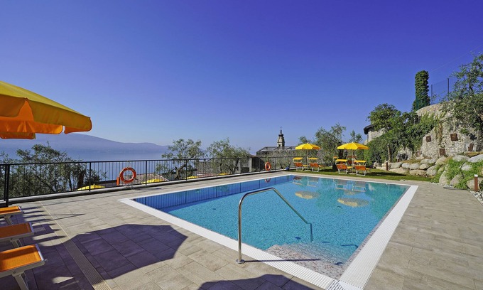 Gargnano Condominio | Apartamento con vistas al lago, zona tranquila, aparcamiento y piscina en los olivos.