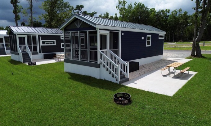 Maysville Cabina | Lake View Cabin, 2 Bedrooms, 13 miles from Jacksonville!