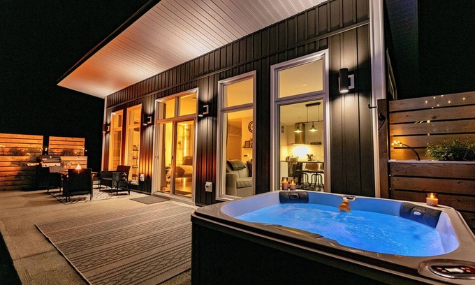 West Bay Cabina | Lake View Cottage with Private Hot Tub - Eagle View
