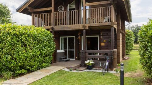 Carlton Miniott Casa | Lake View Lodge with Hot Tub