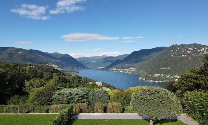 Como Apartamento | Lake View Loft in a Villa with swimming pool and tennis court