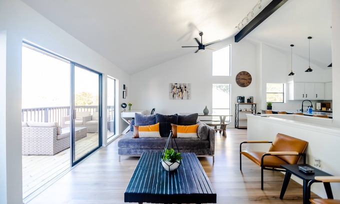 April Sound Casa | Lake View. Private deck. New Interior. Walk 2 Lake