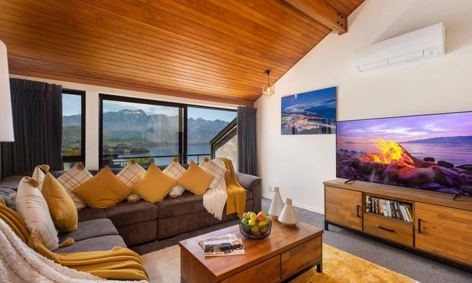 Fernhill Casa | LAKE VIEW SPACIOUS ALPINE TOWNHOUSE