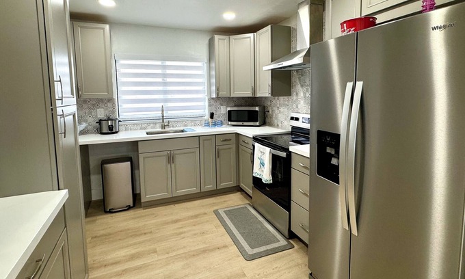 Hialeah Casa | Lake View Villa