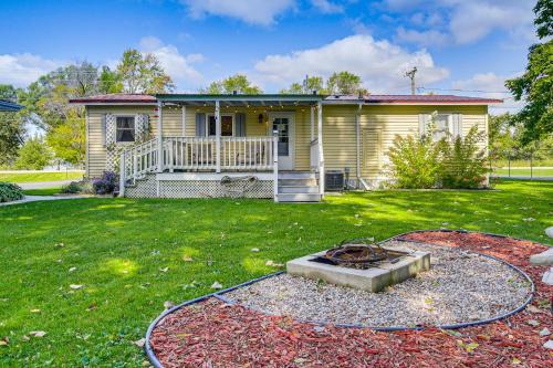 Krakow Casa | Lake Views and Fireside Bliss Cecil Cottage with Yard