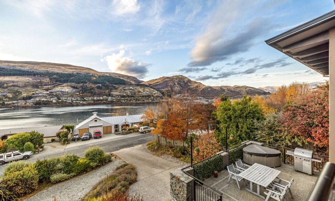 Kelvin Heights Casa | Lake views - close to airport and ski fields